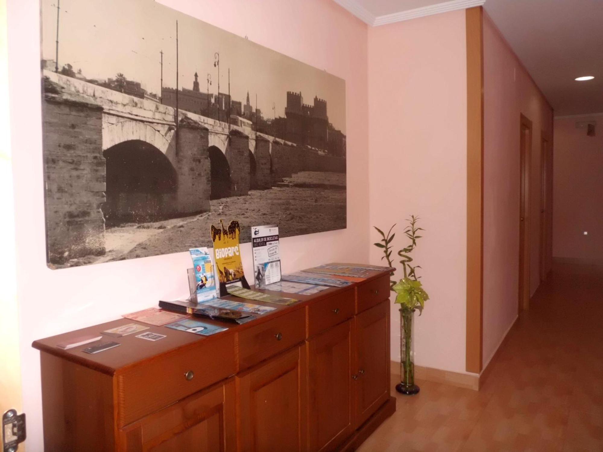 Hostal Abastos Valensiya Dış mekan fotoğraf