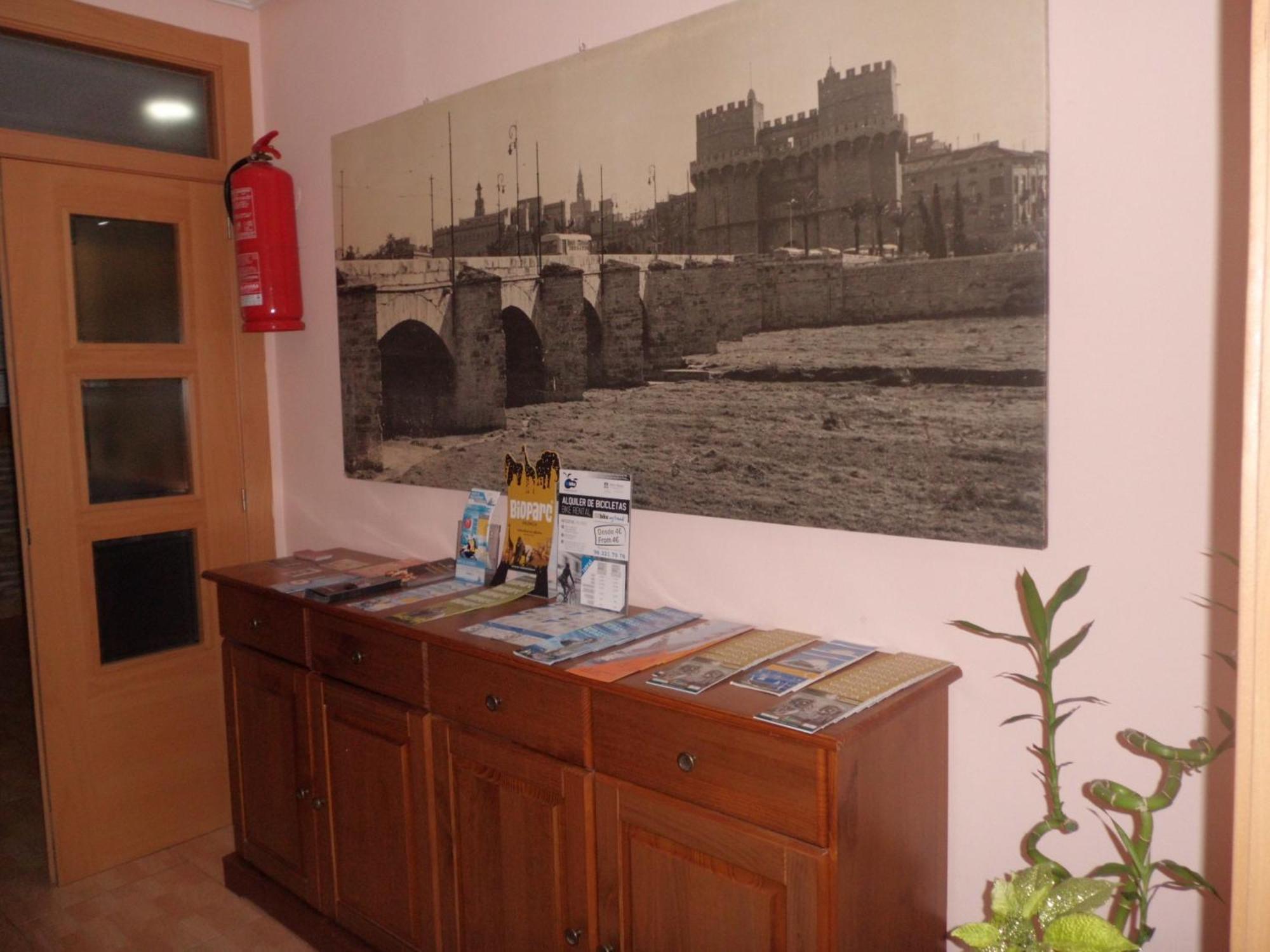 Hostal Abastos Valensiya Dış mekan fotoğraf