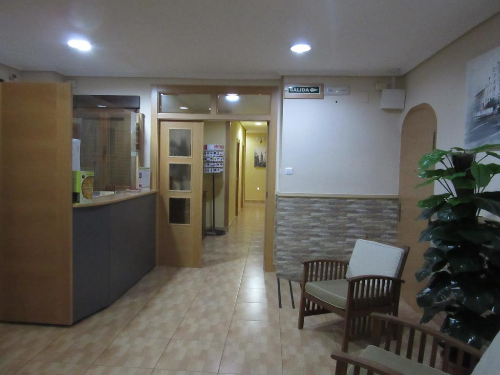 Hostal Abastos Valensiya Dış mekan fotoğraf